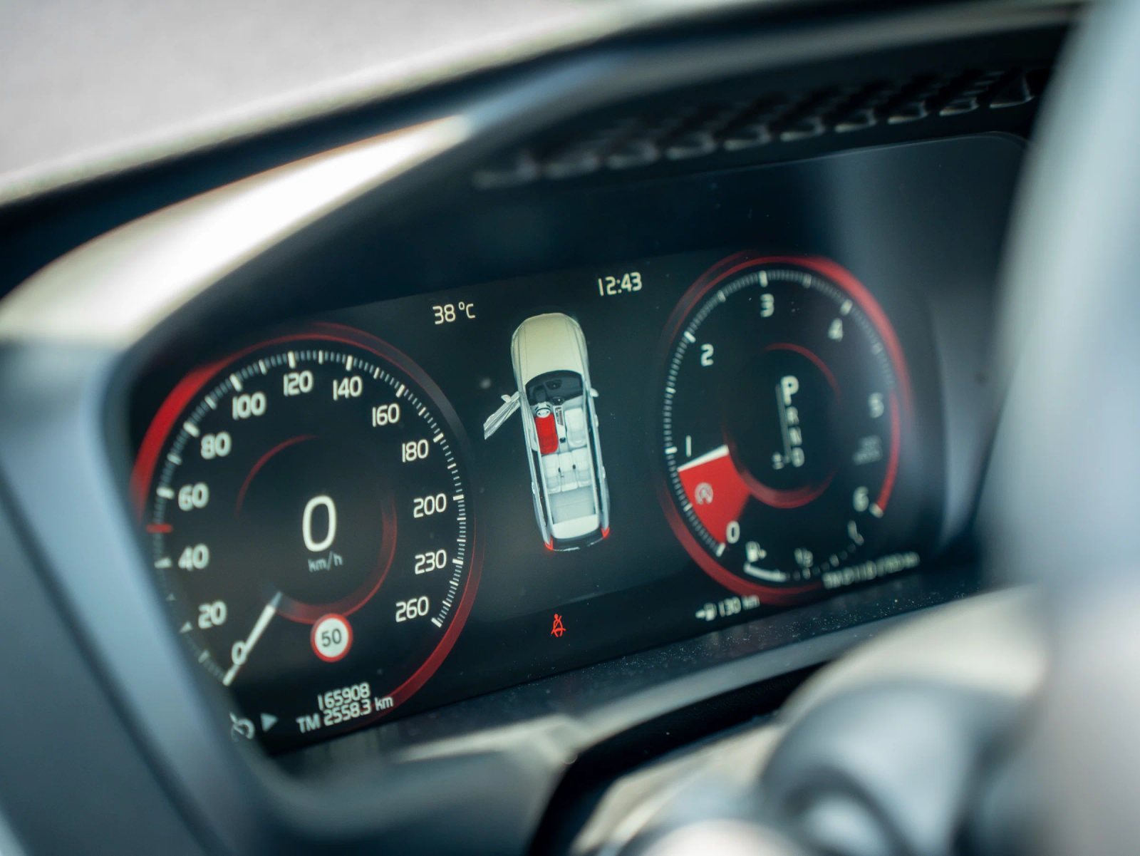 Volvo XC90 — detaliu al instrumentarului de bord.