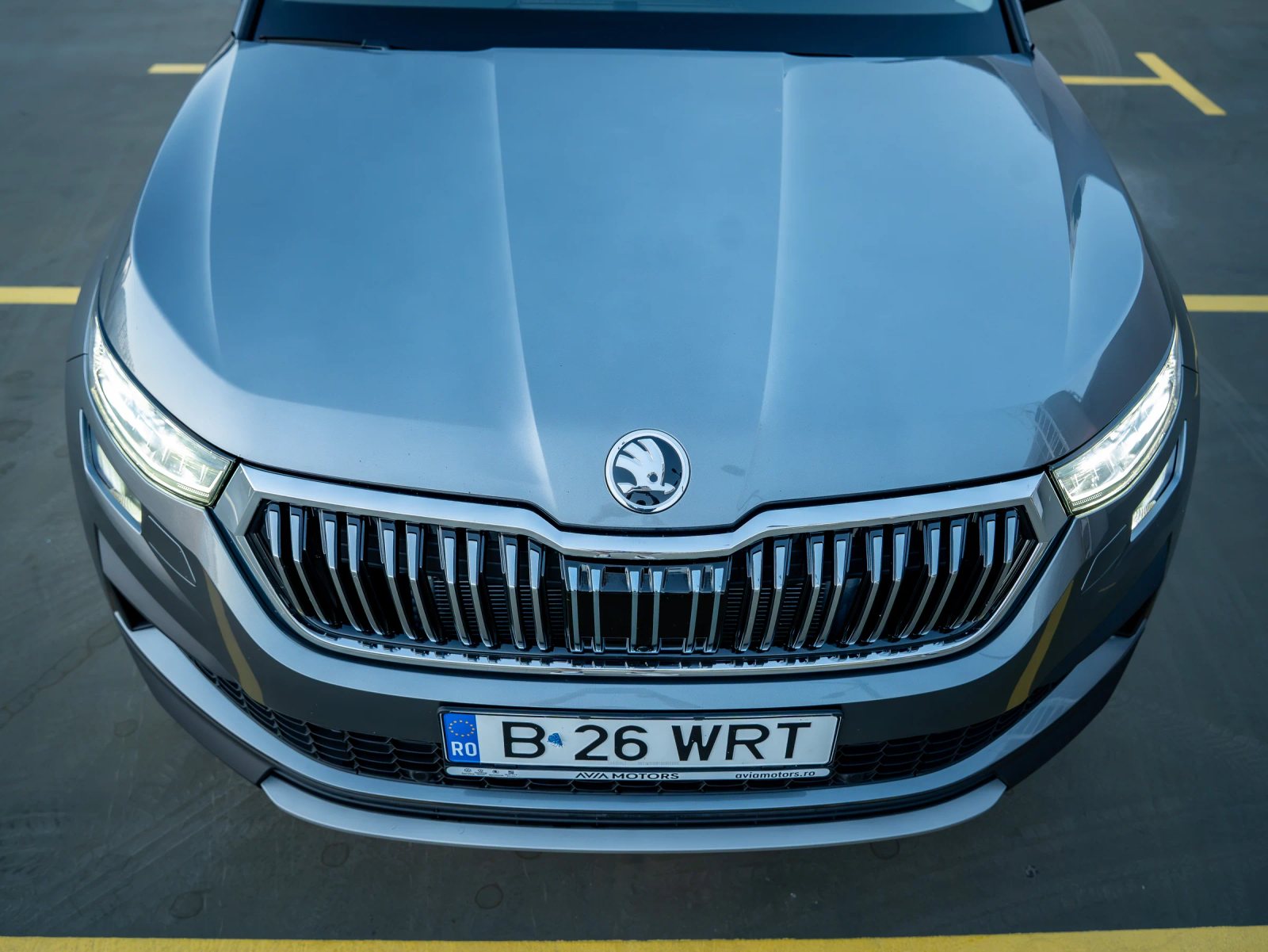 Škoda Kodiaq gri, detaliu exterior văzut de sus asupra capotei și grilei frontale.