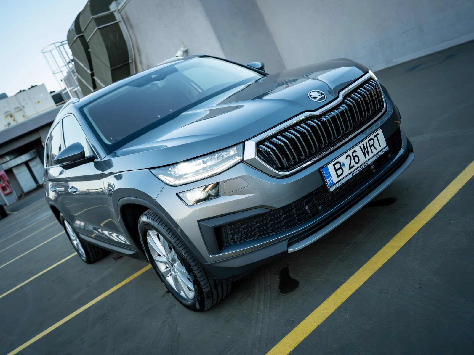 Škoda Kodiaq gri, perspectivă înclinată față-dreapta asupra grilei și profilului lateral.