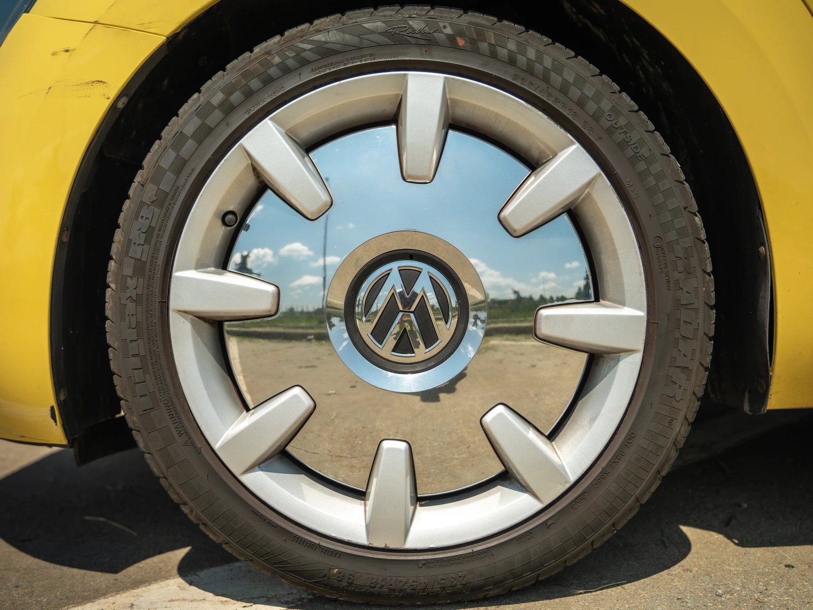 Volkswagen Beetle — detaliu al jantei și anvelopei.