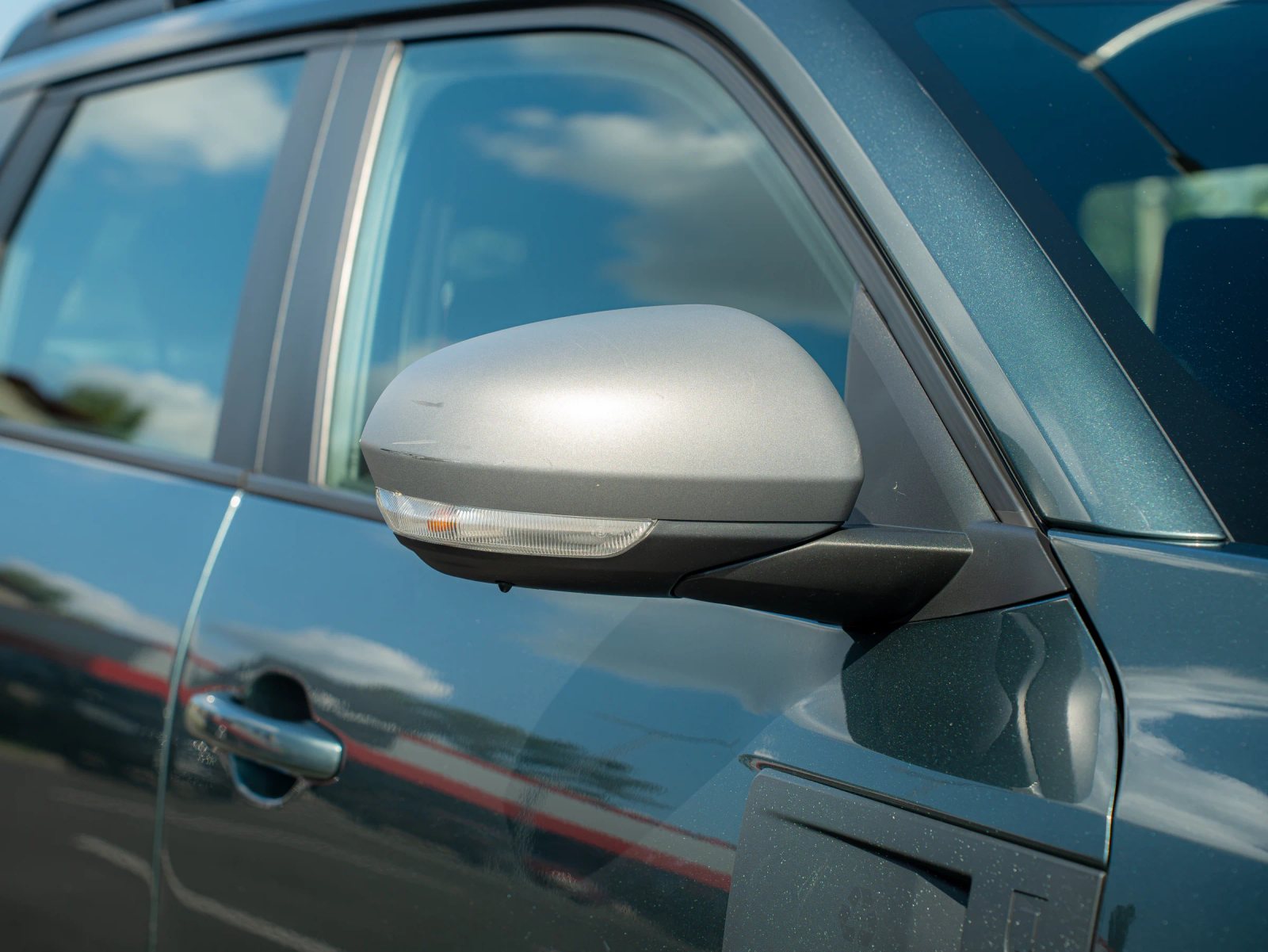 Dacia Duster — detaliu al oglinzii exterioare.