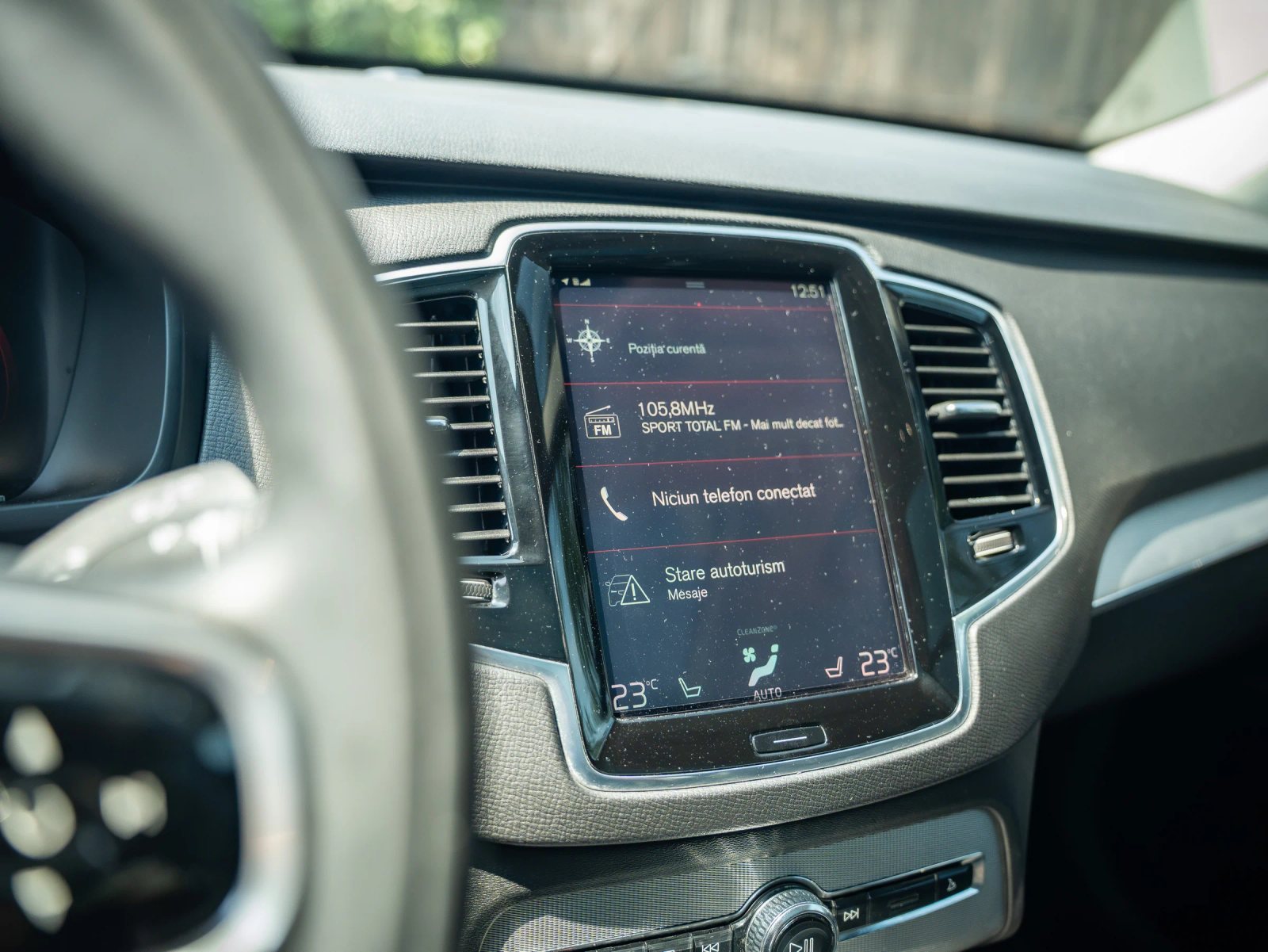 Volvo XC90 — detaliu al ecranului multimedia.
