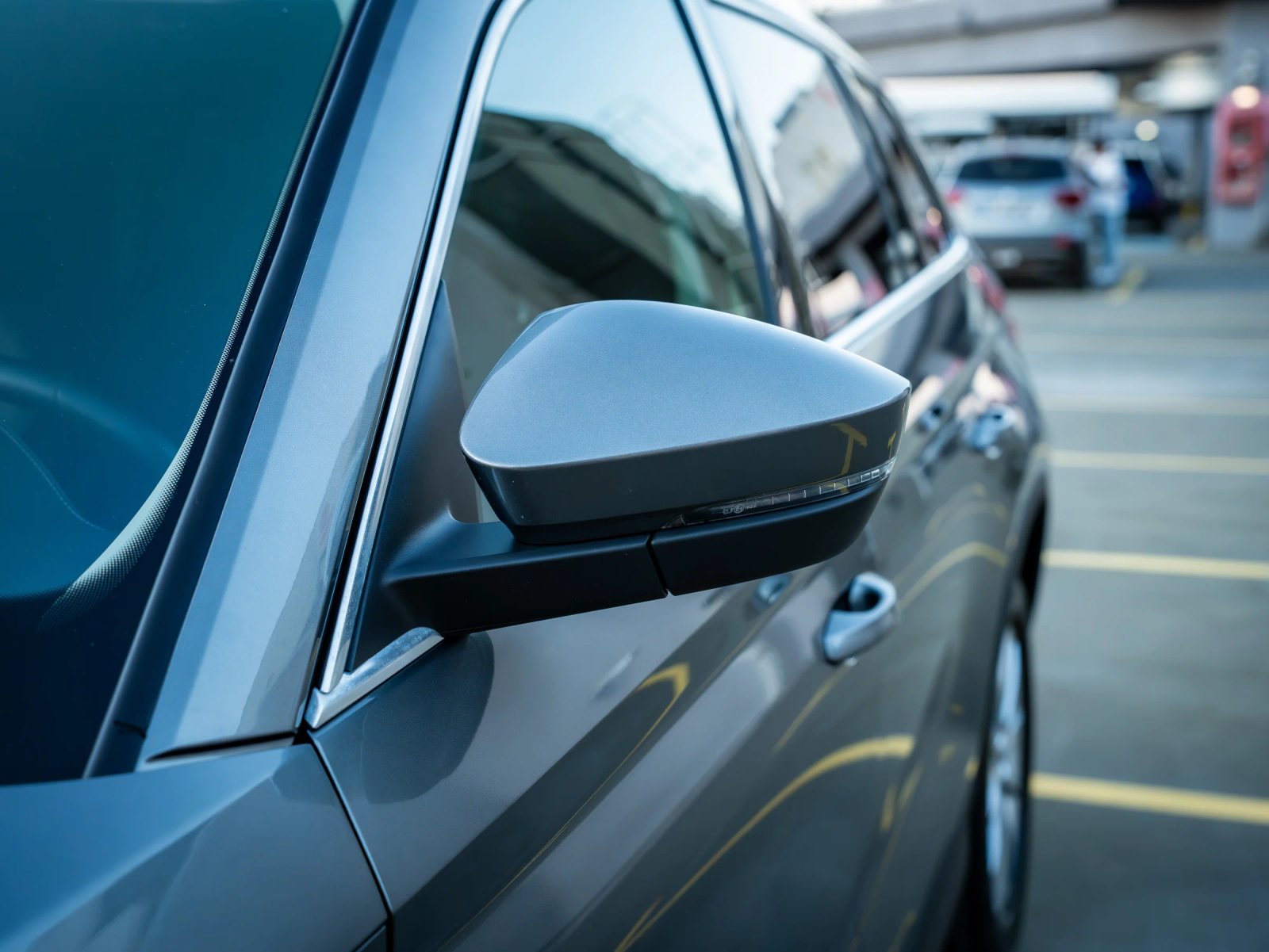 Škoda Kodiaq gri, detaliu exterior al oglinzii din stânga.