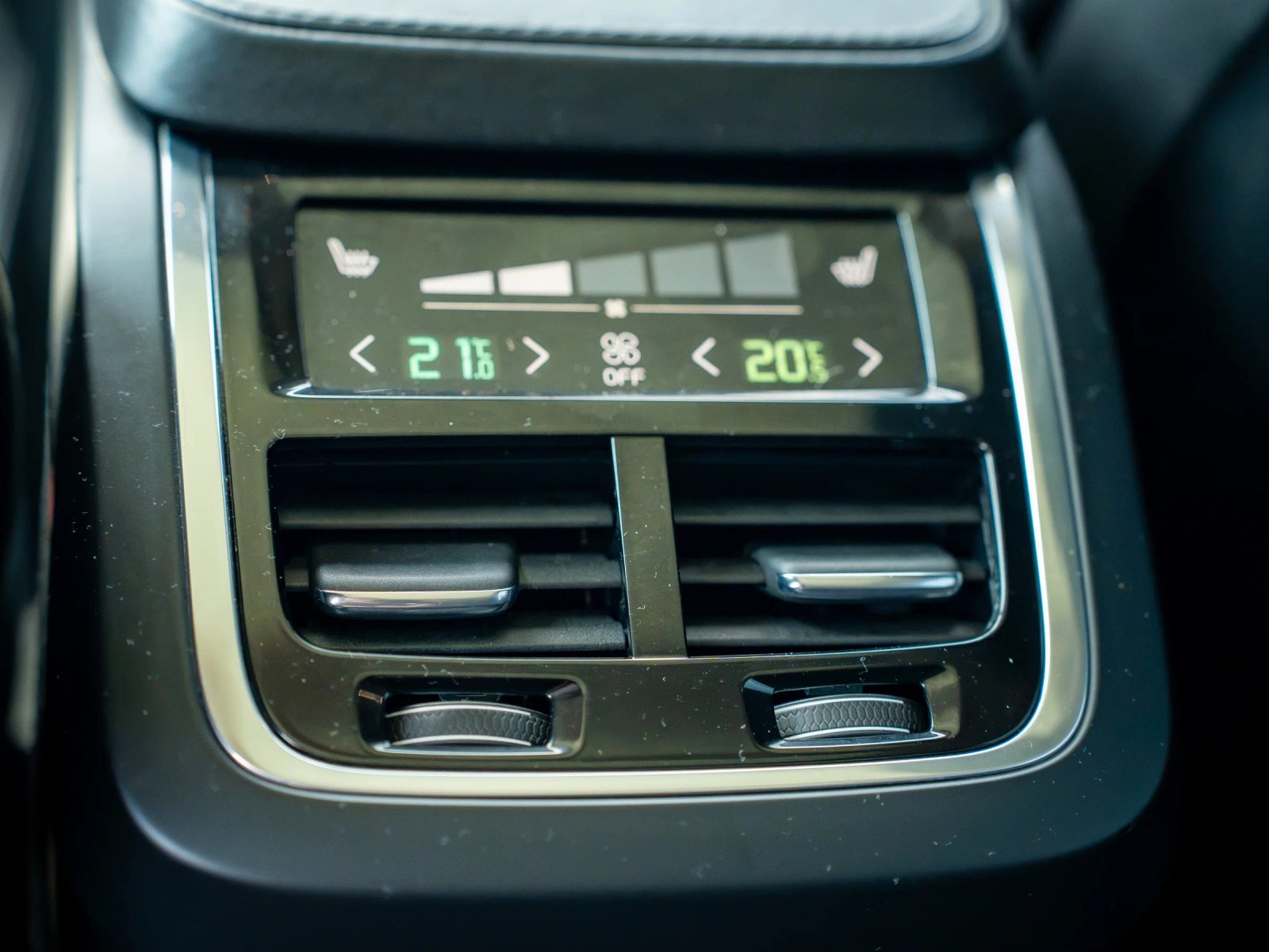Volvo XC90 — prim-plan al comenzilor de climatizare.