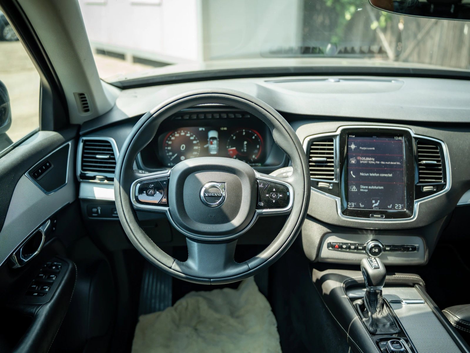 Volvo XC90 — vedere de ansamblu a bordului și consolei centrale.