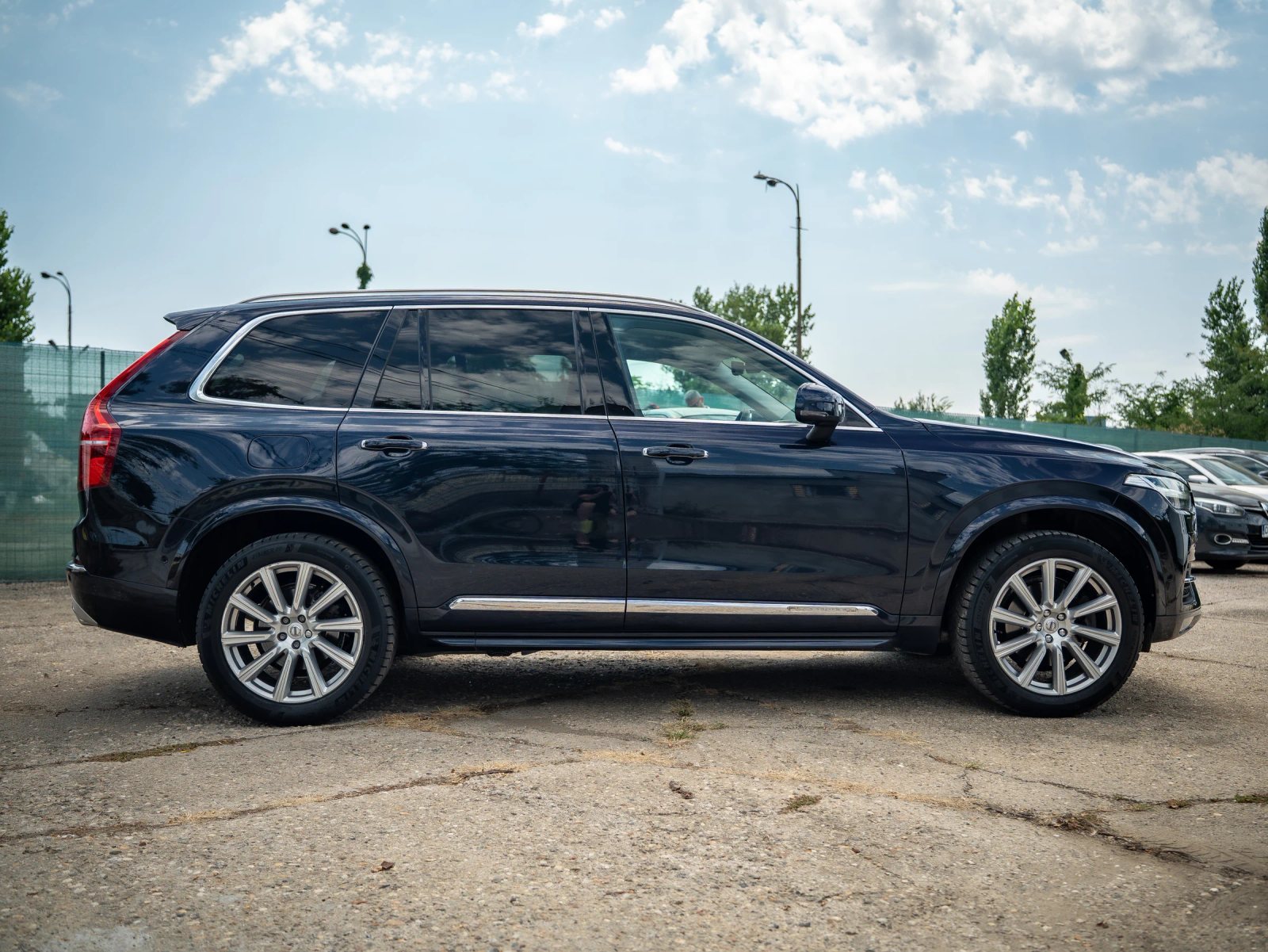 Volvo XC90 — profil lateral complet.