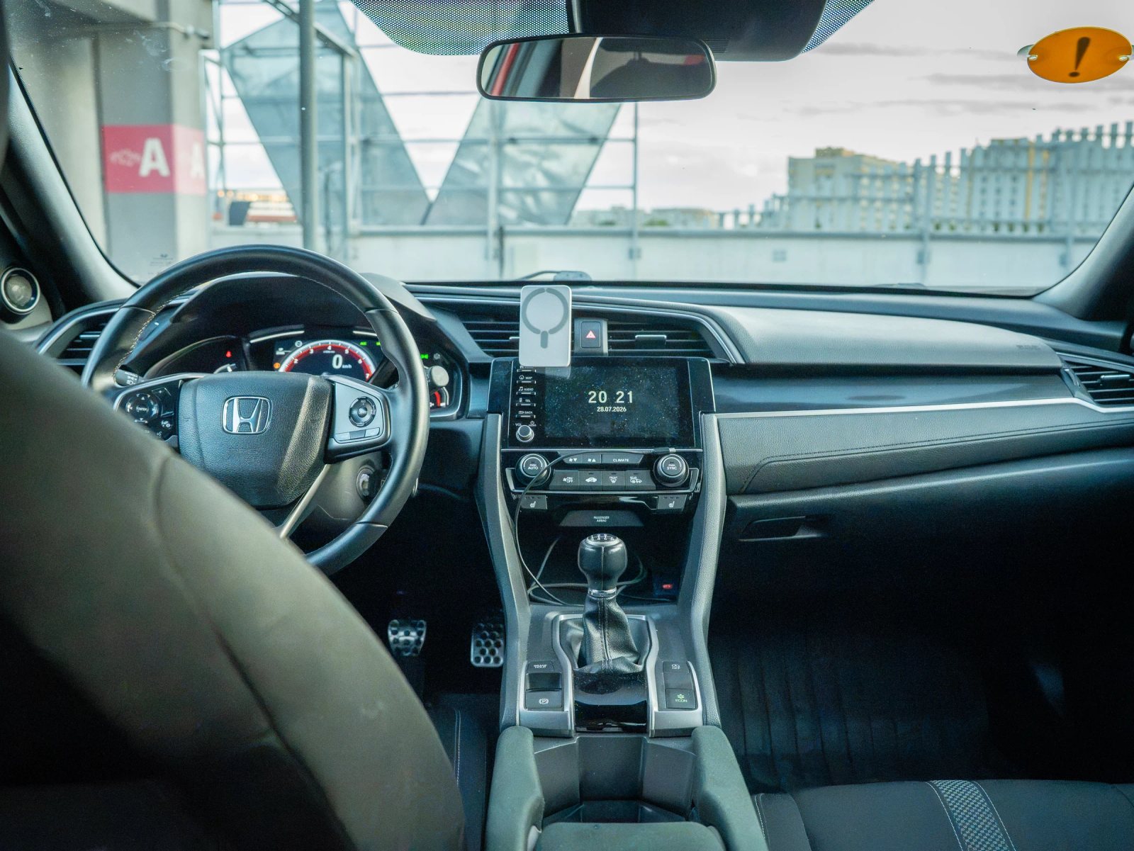 Honda Civic — vedere de ansamblu a bordului și consolei centrale.