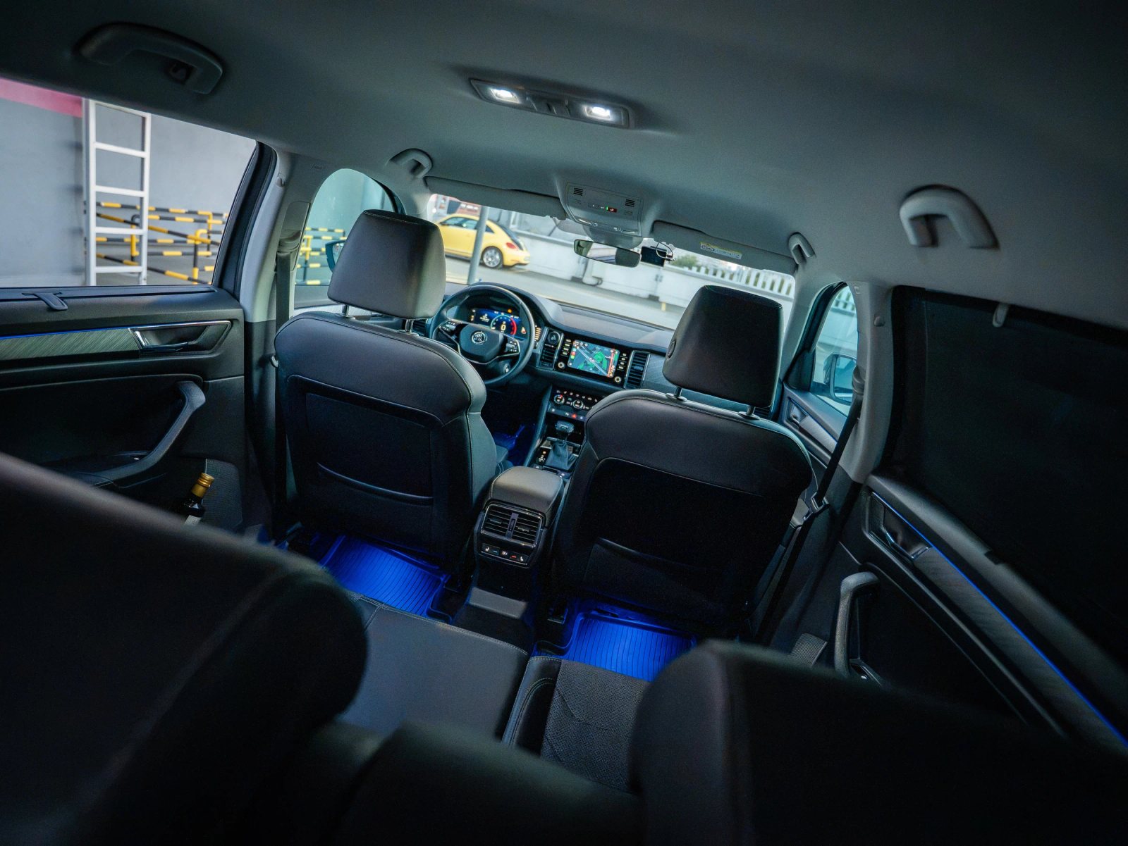 Škoda Kodiaq gri, vedere înclinată a habitaclului fotografiat din spate.