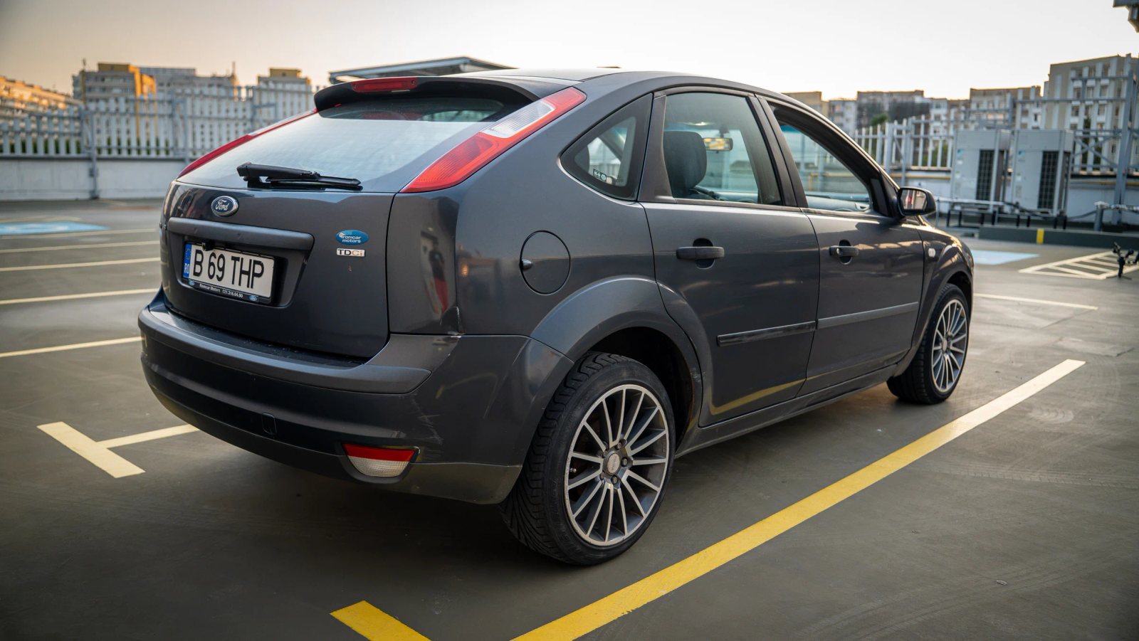 Ford Focus — vedere din spate la trei sferturi.