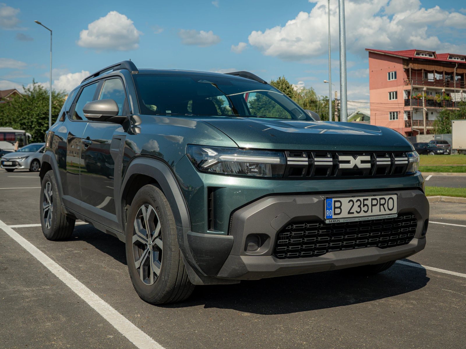 Dacia Duster — vedere din față la trei sferturi.