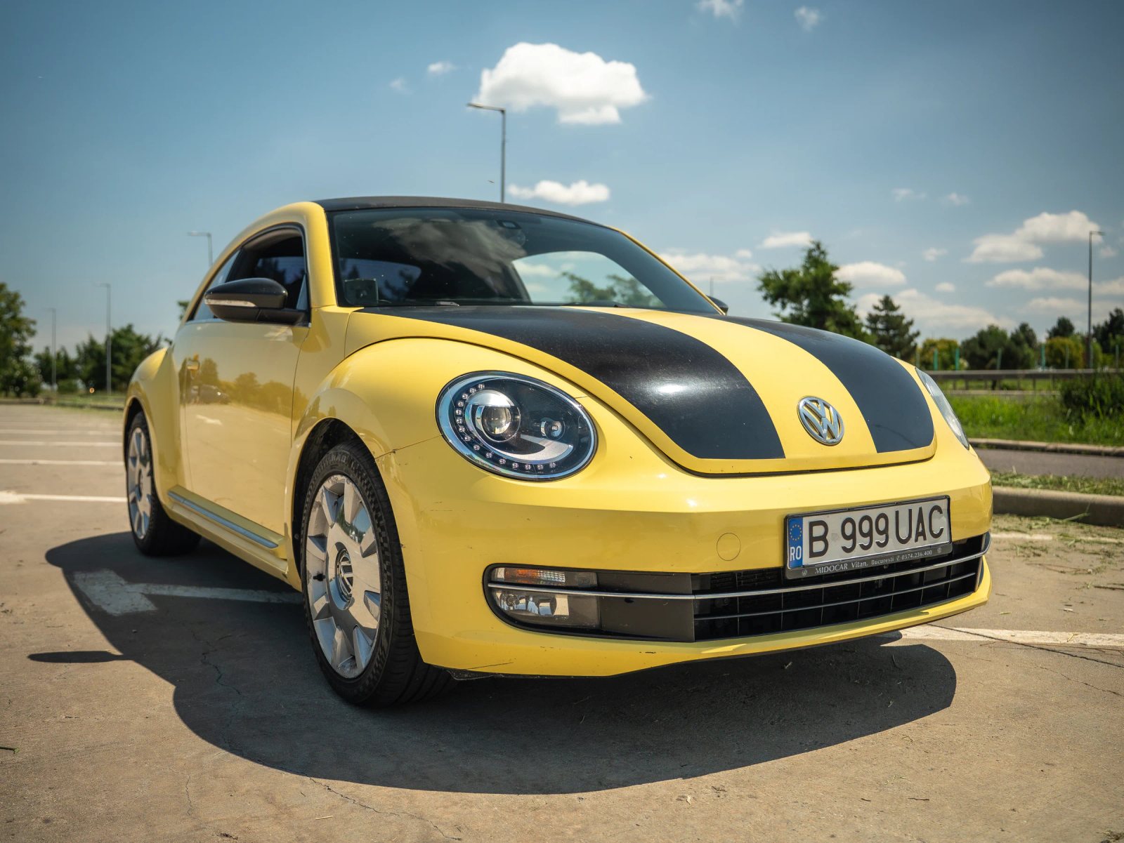 Volkswagen Beetle — vedere din față la trei sferturi.