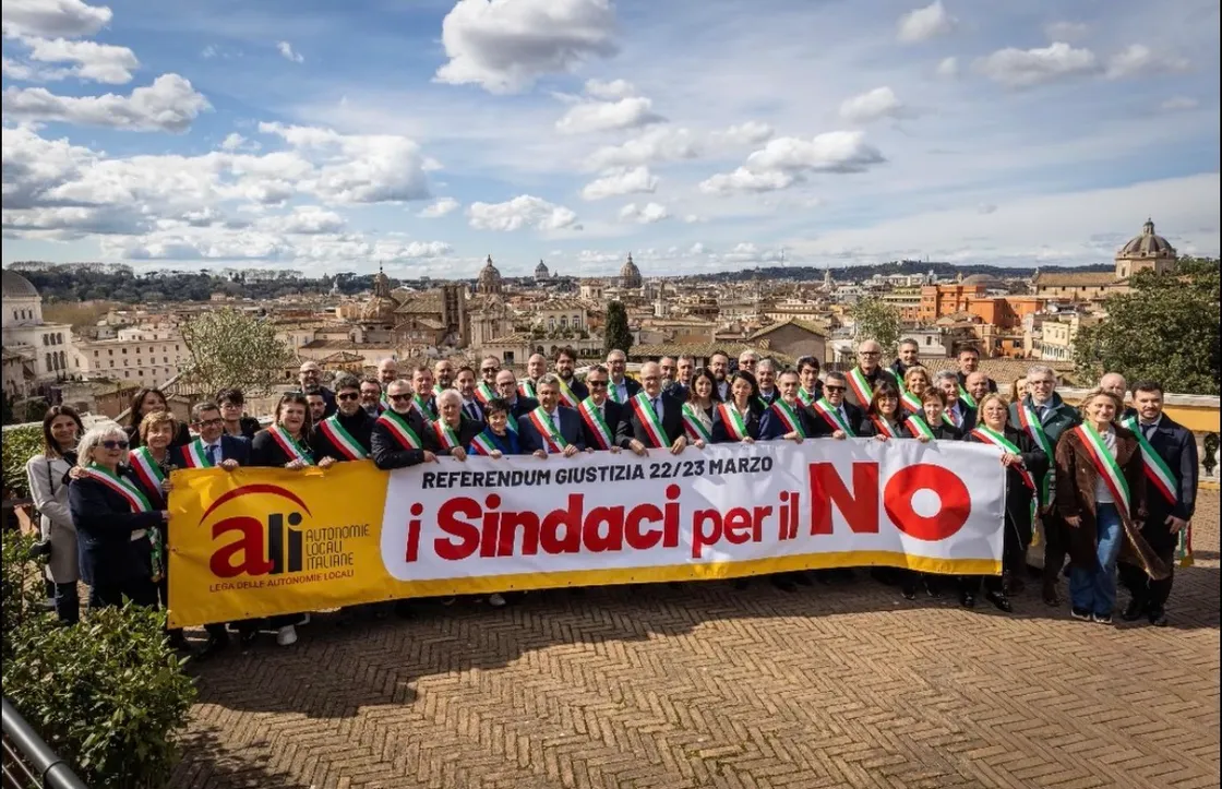 Referendum giustizia, i sindaci per il No in piazza del Popolo con Gualtieri: «Riforma inutile e pericolosa, difendere l’autonomia della magistratura»