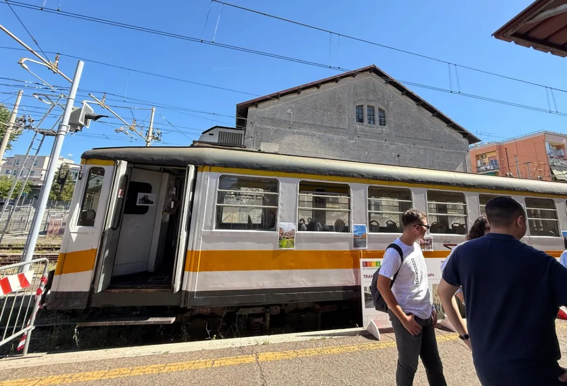L'ultimo «viaggio» del trenino giallo, le testimonianze: «Lo prendevo per andare a scuola negli anni 70', ora speriamo che rinasca presto come tram»