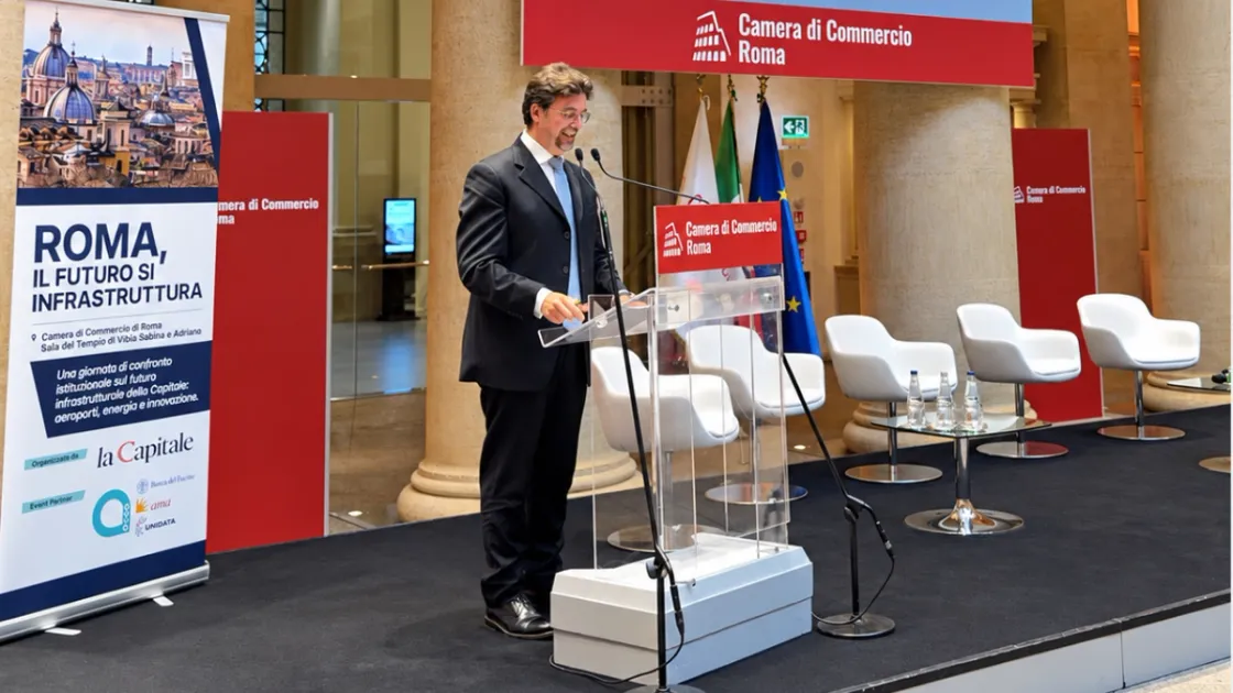 Andrea Troisi di Troisi Ricerche presenta i risultati dell'ultimo sondaggio all'evento "Roma, il futuro si infrastruttura"