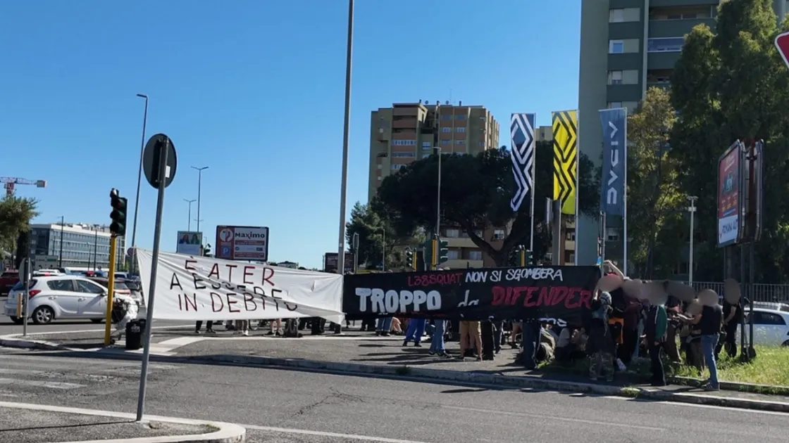 Laurentino, gli occupanti in presidio dopo lo sgombero dell'L38 attaccano Ater: «Non smettete di guardare cosa fanno al quartiere»