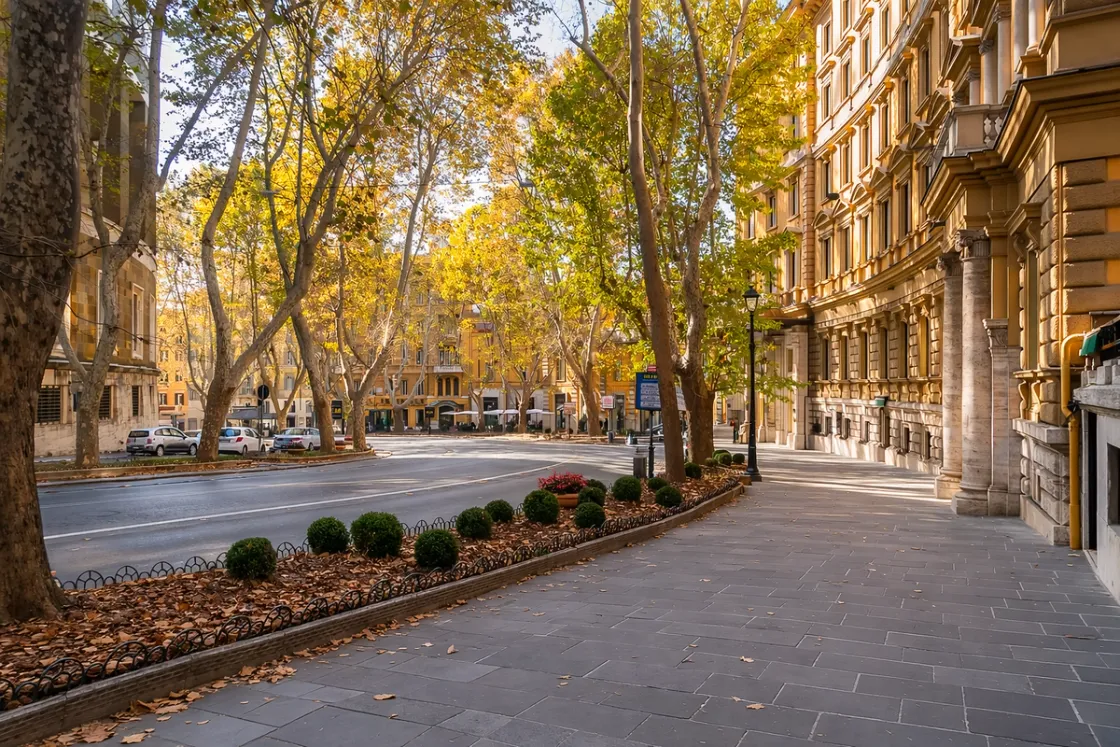 Via Veneto: i nuovi marciapiedi, le luci e i percorsi tattili, ecco come sarà la strada della «Dolce vita»