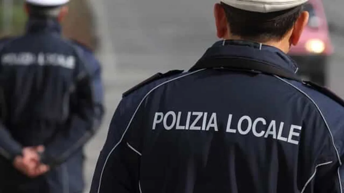 Bimbo chiuso in auto a Rignano Flaminio: salvato dalla polizia locale