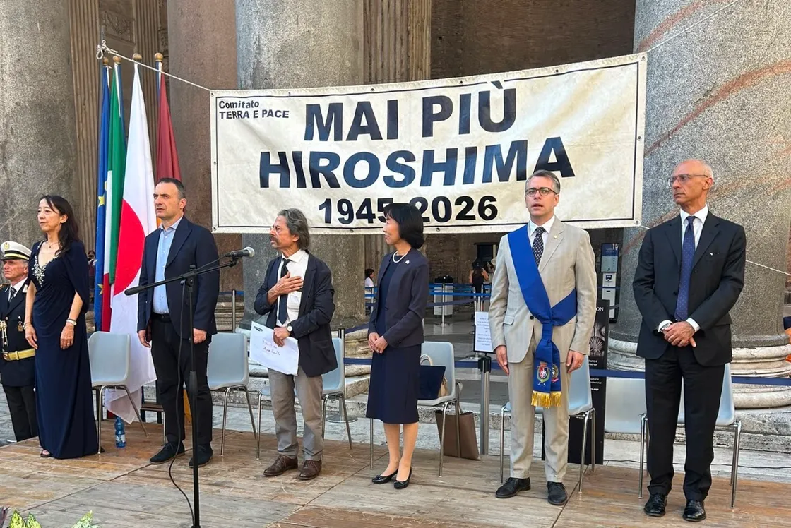 Hiroshima, a Roma la commemorazione dell’81esimo anniversario. Sanna: «Un monito per tutti, continueremo a tessere la tela della pace»