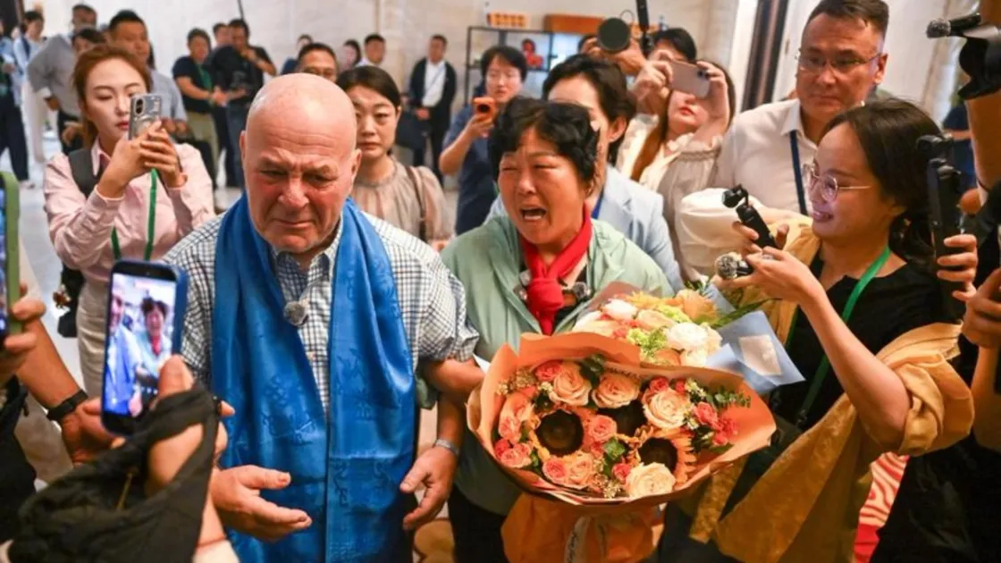 Yin Yuzhen si ricongiunge con Ronald Sakolsky (Fonte: agenzia Xinhua)