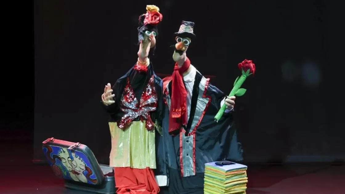Una compagnia italiana si esibisce durante la cerimonia di apertura della “Golden Magnolia” Shanghai International Puppet Art Week, a Shanghai, il 5 ottobre 2026. Foto agenzia Xinhua