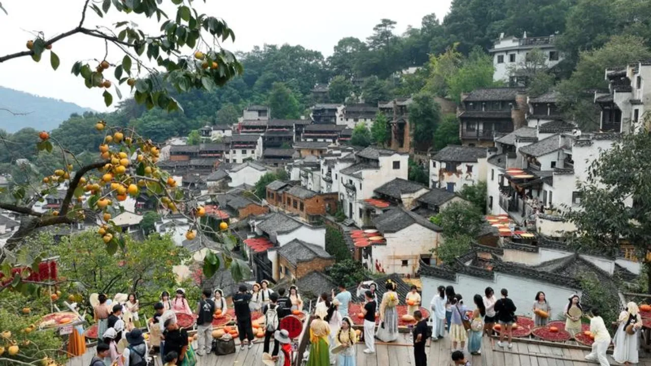 Turisti visitano l’area panoramica di Huangling, nella contea di Wuyuan, dove la pratica tradizionale dello Shaiqiu è diventata una delle principali attrazioni locali. Foto agenzia Xinhua