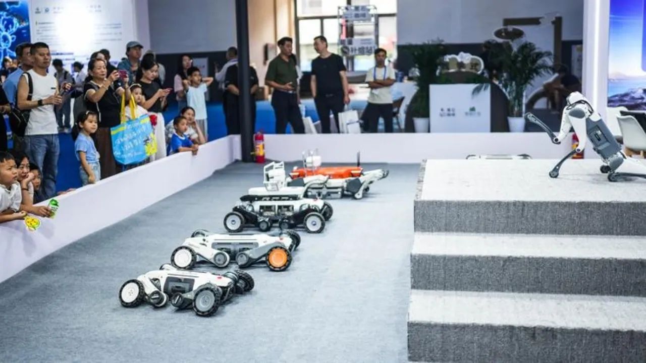 Una dimostrazione di cani robot alla China International Big Data Industry Expo. Foto Xinhua/Tao Liang