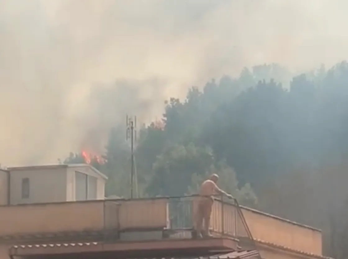 Incendio al Trullo, fiamme sulla collina già interessata da frane e smottamenti