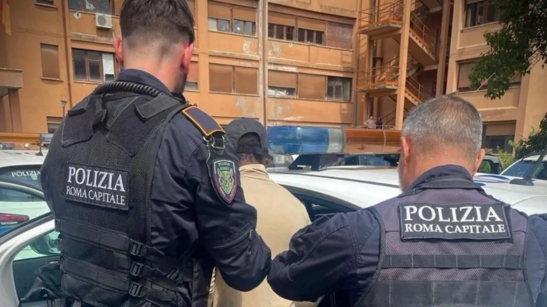 Esquilino, fermato con lunghe forbici e droga: su di lui c’era un ordine di custodia cautelare