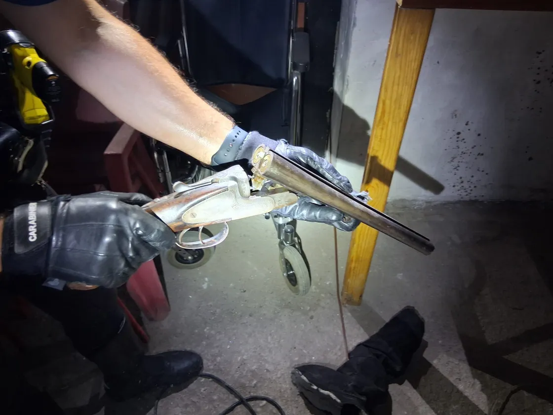 Minaccia il vicino con un fucile a canne mozze rubato e modificato: arrestato un 48enne