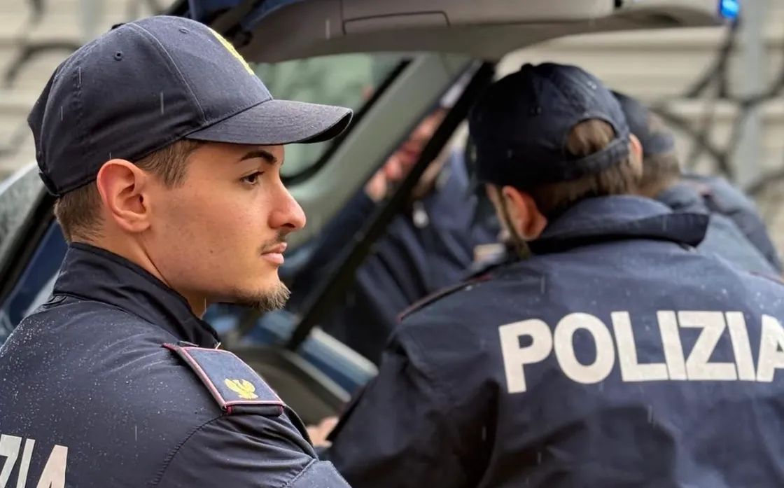 Furti in bar, case e supermercati a Roma: cinque arresti. Cuffiette wireless e auto-base per coordinare i colpi