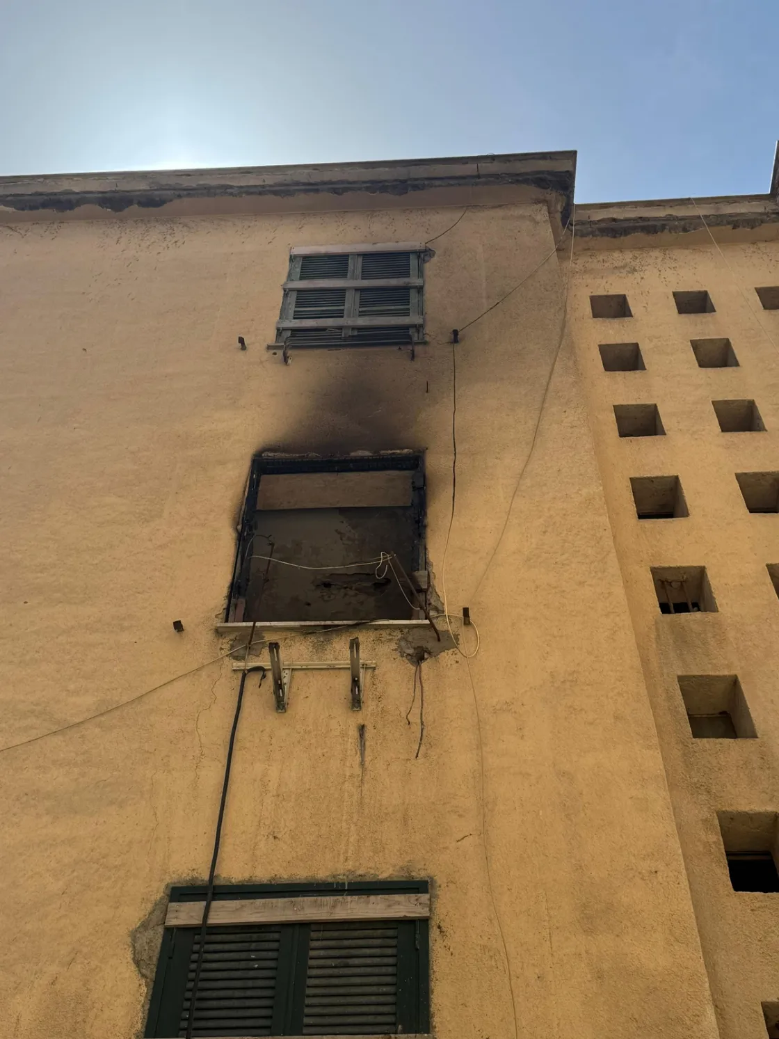 Incendio al Quarticciolo in un alloggio Ater vuoto: paura tra i residenti