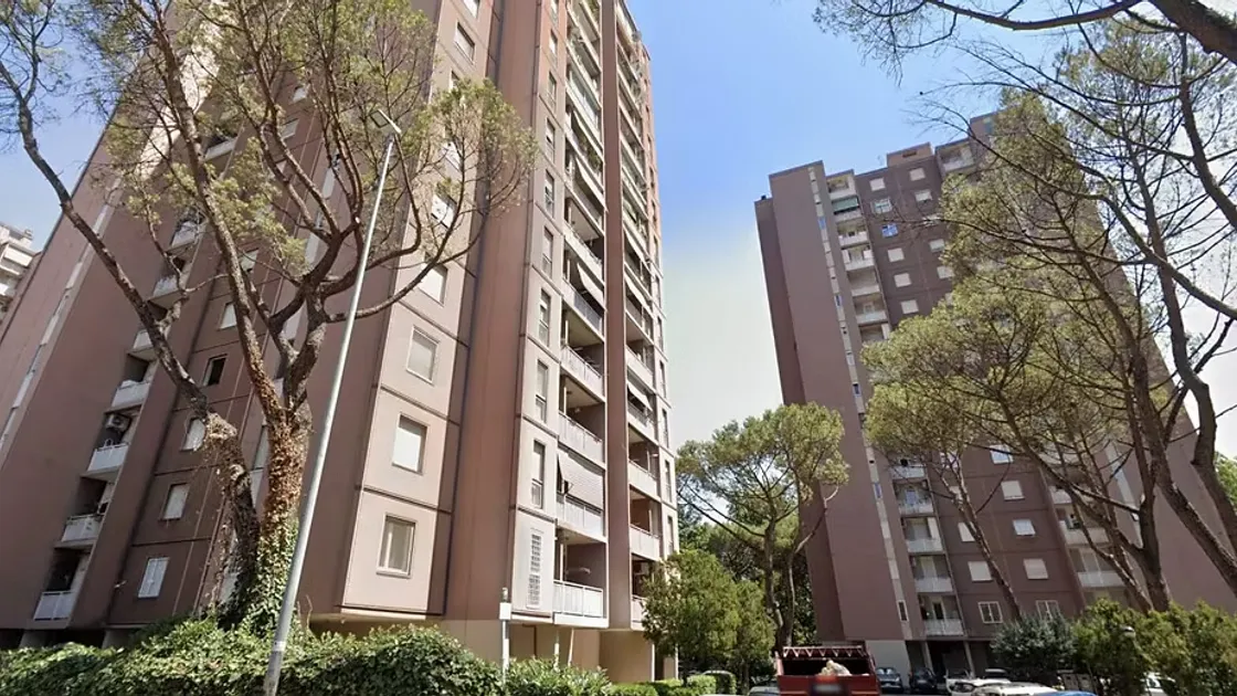 Dodicenne precipita dal decimo piano a Roma, smartphone sequestrato per chiarire le cause