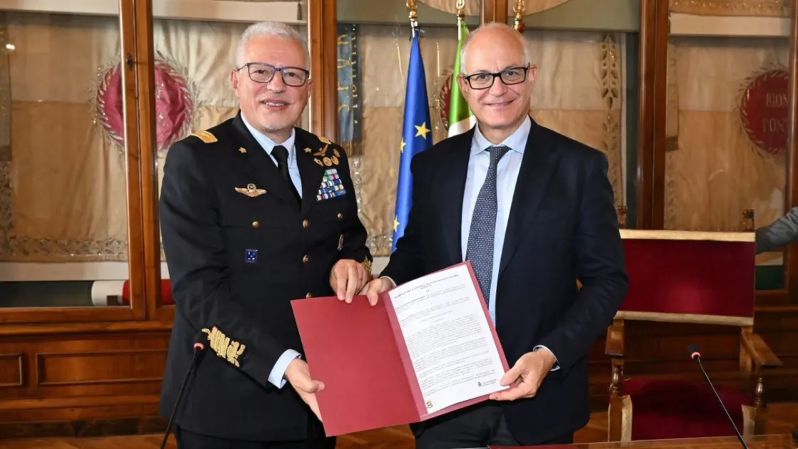 La firma dell'accordo tra il Sindaco della Città metropolitana di Roma Capitale, Roberto Gualtieri, e dal Capo di Stato Maggiore dell’Aeronautica Militare, Generale di Squadra Aerea Antonio Conserva