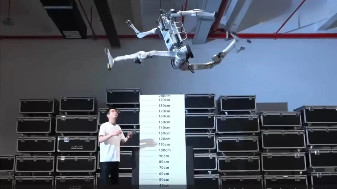 Il salto del 'Superman' (Unitree Robotics/Xinhua)