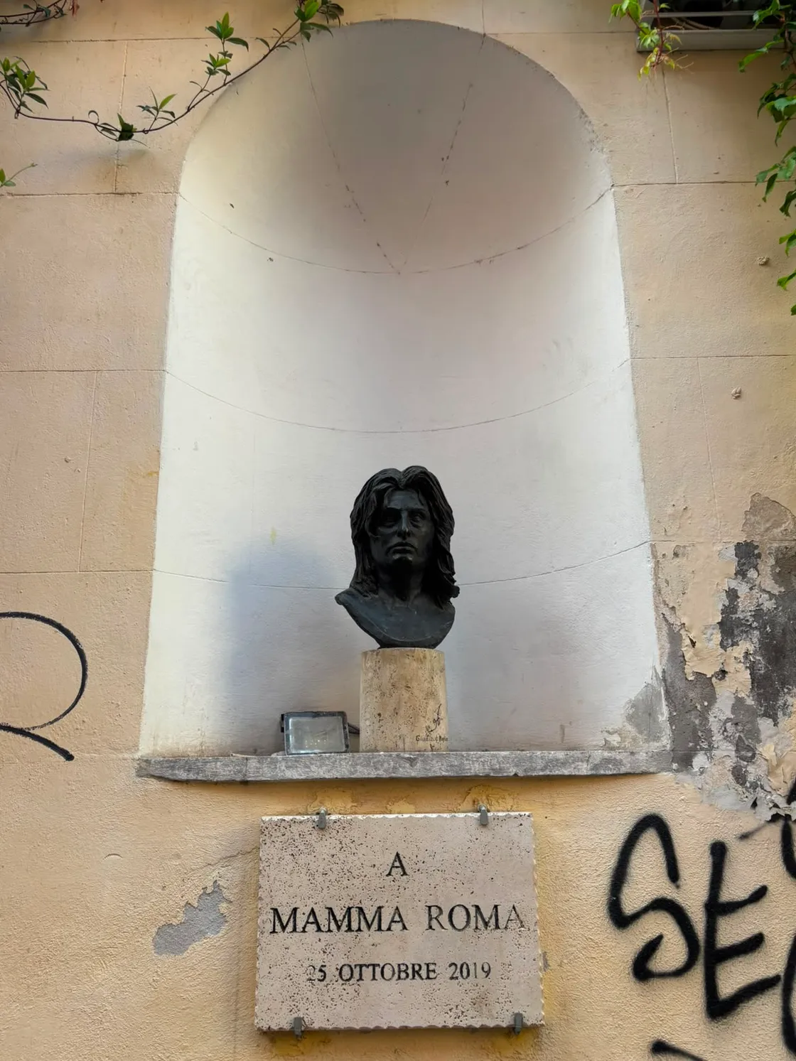 Anna Magnani torna a Trastevere: il busto ricollocato nella storica nicchia di via della Pelliccia