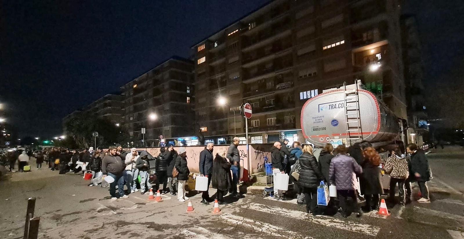 Prenestina मार्गे: dopo il guasto idrico file alle autobotti da Pigneto a Malatesta, Caliste: «Squadre Acea al lavoro per tutta la notte