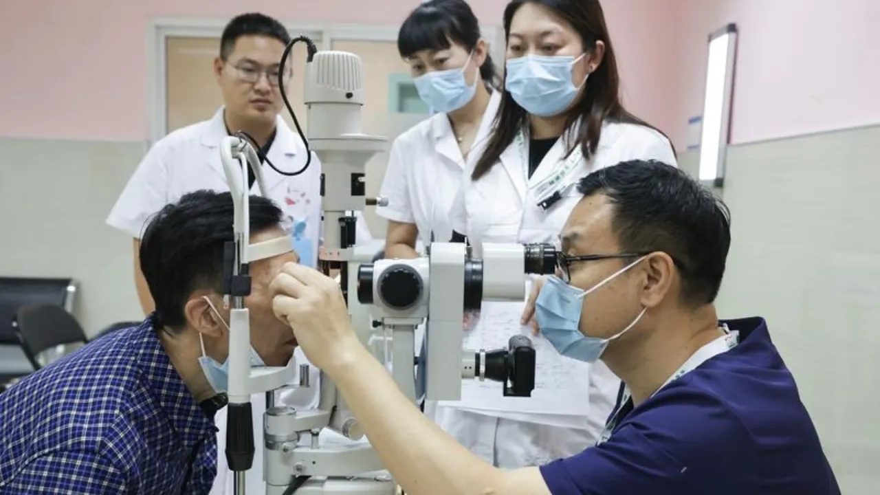 Un medico visita un paziente al Primo ospedale di Hohhot. Foto Xinhua/Zhang Yuwei