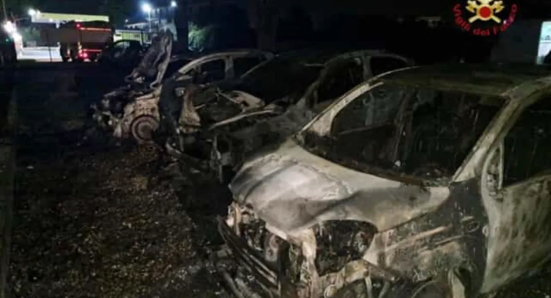 Esplosione davanti a una casa e incendio in una concessionaria: doppio allarme nella notte a Roma Est