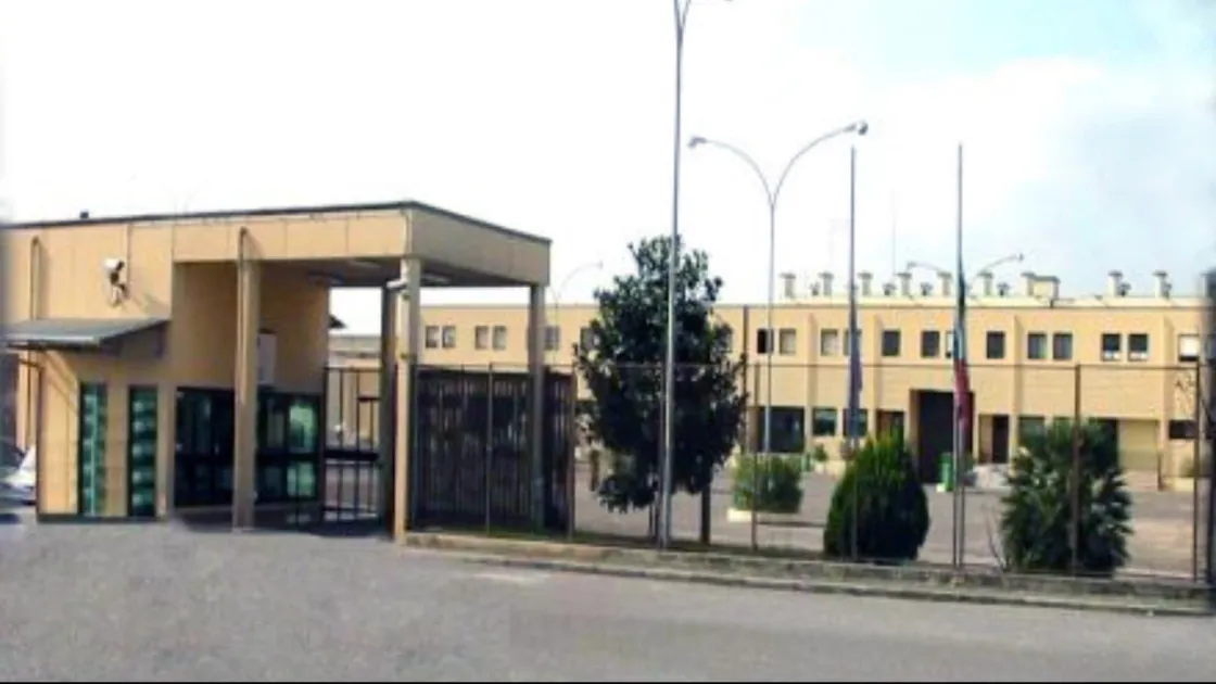 Detenuto tenta la fuga dal carcere di Velletri: evasione sventata dalla polizia penitenziaria