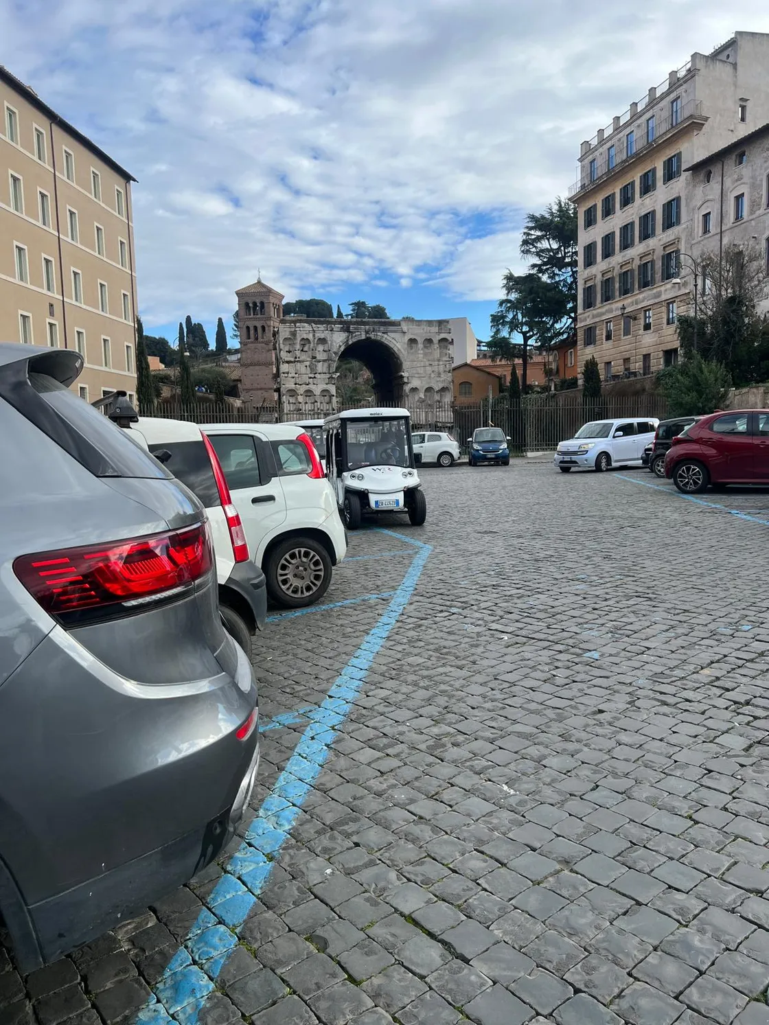 Parcheggi, saranno installati in via dei Cerchi i primi sensori intelligenti pensati per monitorare le soste sulle strisce blu