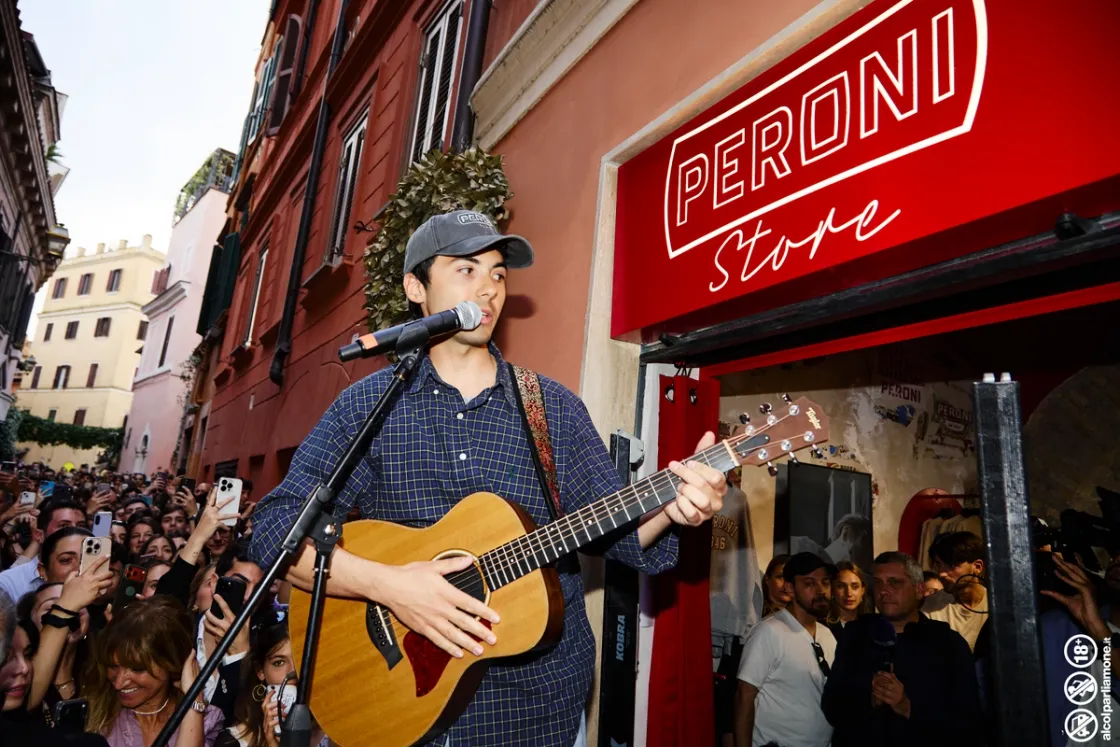 Peroni compie 180 anni e si dà allo streetwear: a Trastevere apre il primo store. Alla serata ospite Fulminacci