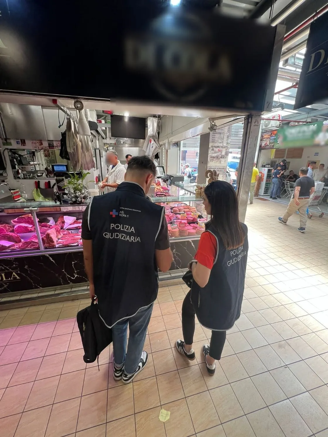 Controlli al Mercato Trionfale: multe, cibo sequestrato e stop alla cucina per 5 banchi