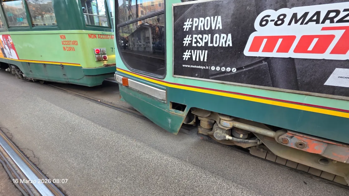 Scontro tra due tram su via Prenestina: dieci passeggeri in ospedale, nessun ferito grave