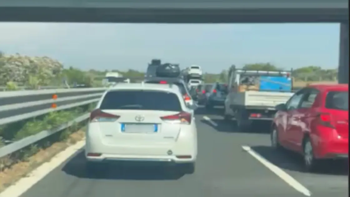 Incendio sull’A12 Roma-Civitavecchia, chiuso il tratto tra Cerveteri e Torrimpietra: tre chilometri di coda