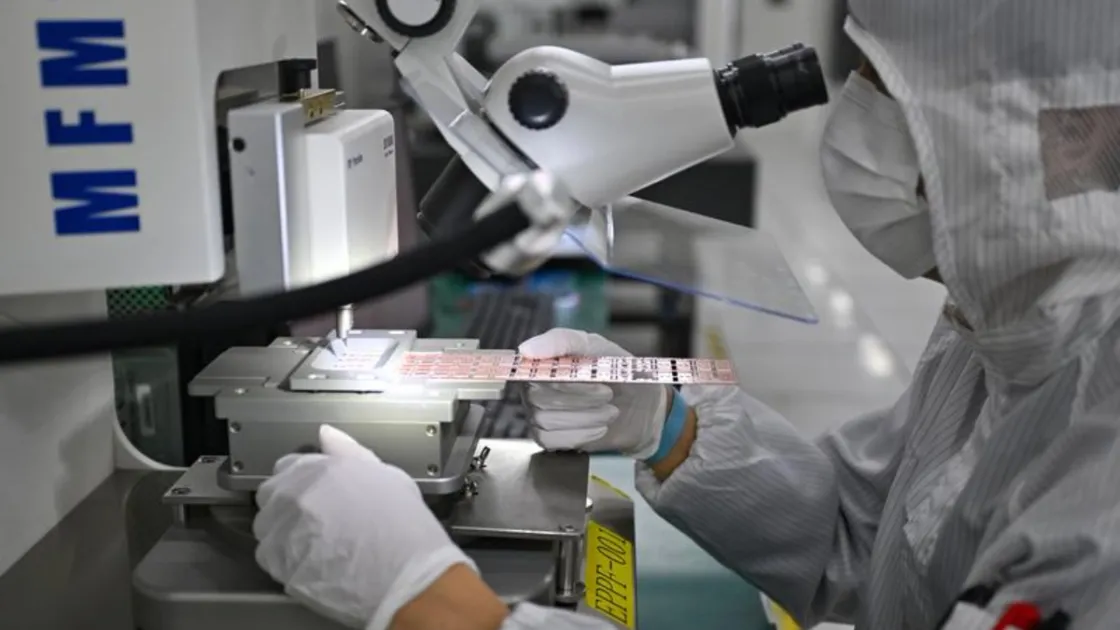 Un membro del personale testa dei chip in un'officina del parco industriale ad alta tecnologia di Hainan Hangxin a Haikou (Foto agenzia Xinhua)