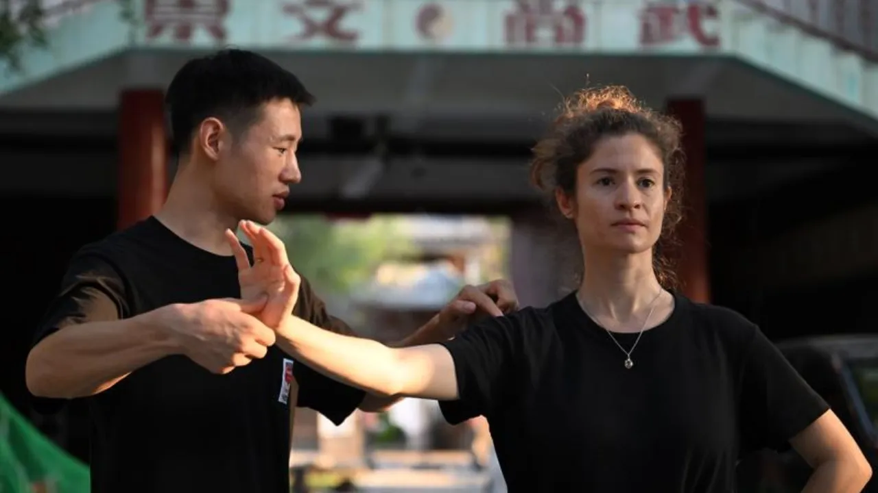L’italiana Gilda Fongaro pratica taijiquan insieme al marito Yang Kaifan nel villaggio di Chenjiagou, il 25 agosto. Foto agenzia Xinhua
