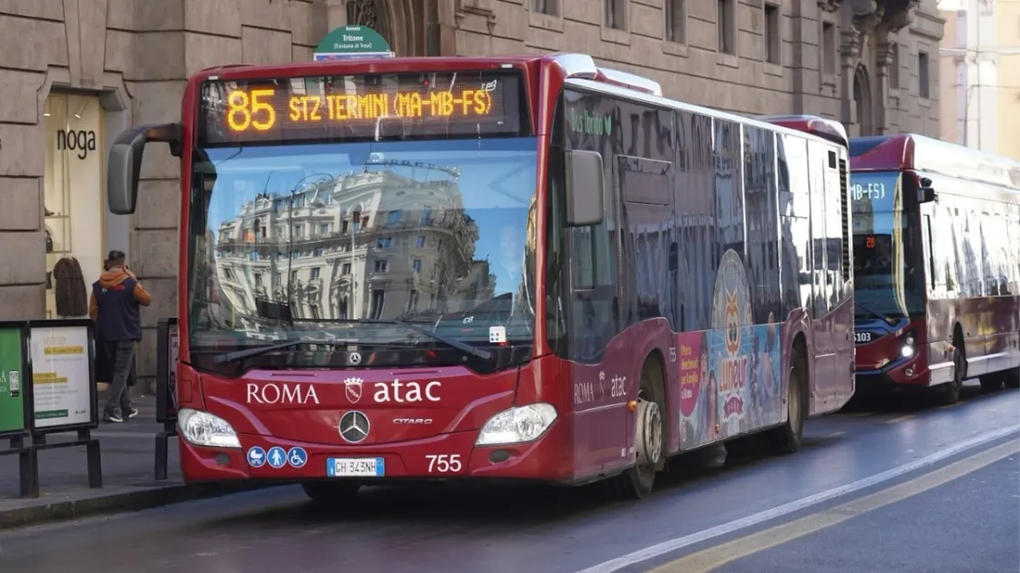 A Roma gli autobus scendono a un km/h in centro: lo studio sui colli di bottiglia della rete