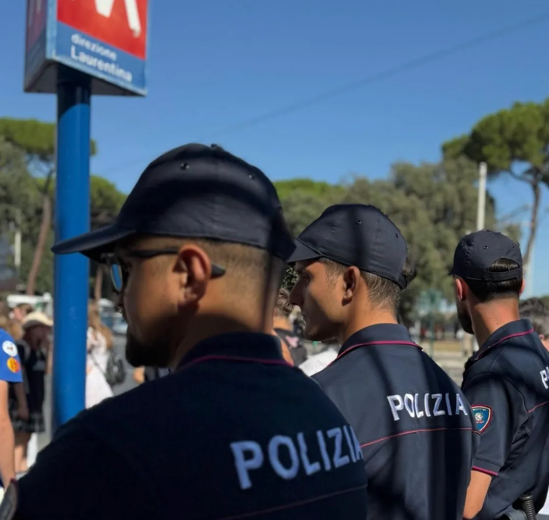 Fogli e zaini usati come paraventi per rubare: sette borseggiatori arrestati tra Trevi, Colosseo e metro