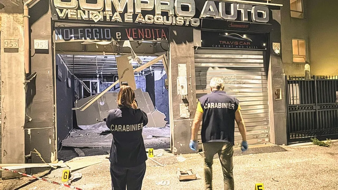 Due esplosioni in 24 ore davanti allo stesso autosalone: indagini sul raid notturno all’Alessandrino
