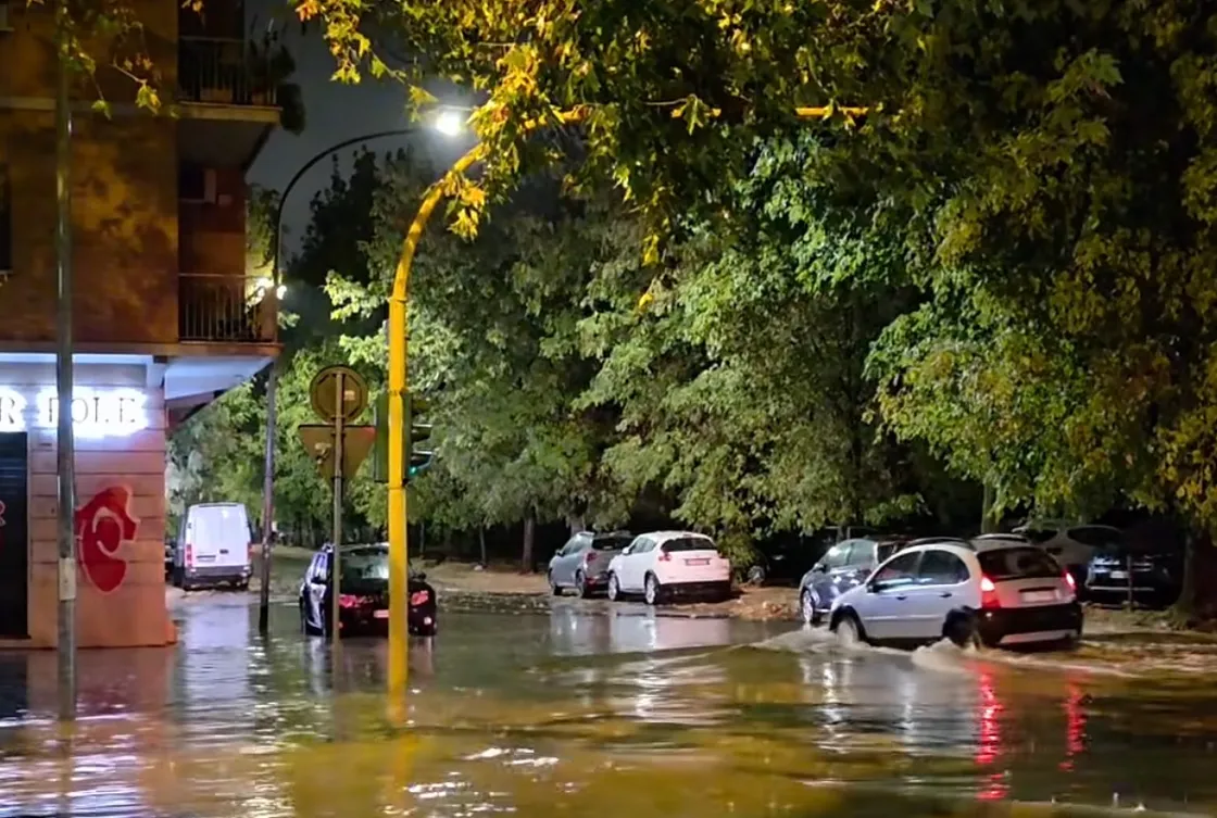 Maltempo, notte di nubifragi a Roma e sul litorale: allagamenti, vento e alberi caduti. Oggi nuova allerta